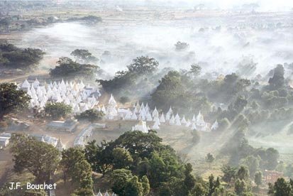 photo Stupas dans la brume région de Pindaya birmanie
