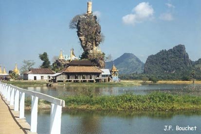photo temple sur un rocher dans la région de Mottama Birmanie