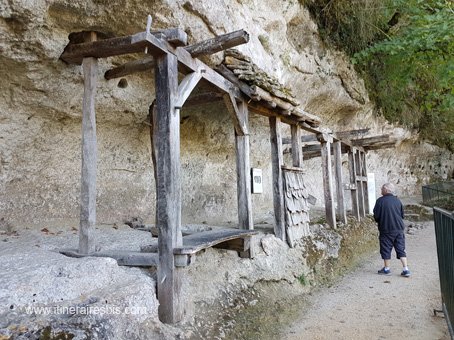 Visite des grottes troglodytiques de La Roque Saint Christophe ossature d'un bâtiment