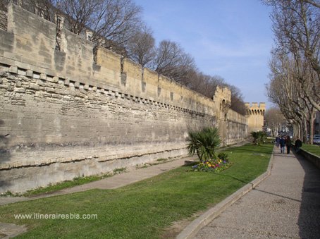 visite de la ville d'avignon photo des remparts extérieurs de la ville d'Avignon
