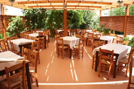 Restaurant Taverna Stelios et Katina à Kissamos la terrasse ombragée