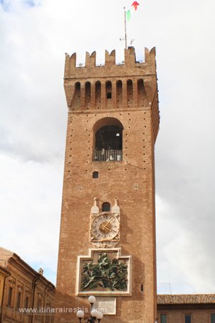 Visite de Recanati la tour et son horloge