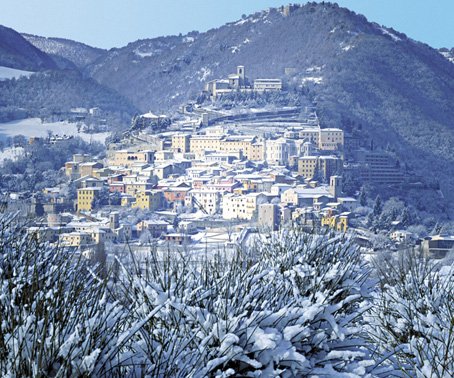photo du village de Cascia sous la neige