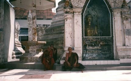 photo moines en méditation Pagode de Shwendagon birmanie
