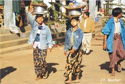Jeunes coquettes au marché de Rangoon