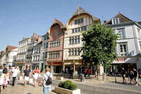 Visite de la ville de Troyes la rue Emile Zola