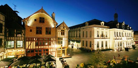 Visite de la ville de Troyes la mairie le soir