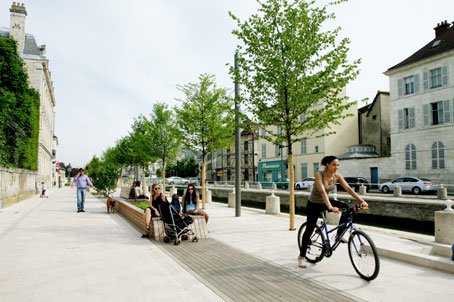 Visite de la ville de Troyes les vélovoies le long des quais