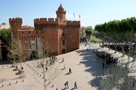 photo le Castillet, porte de ville puis prison à Perpignan
