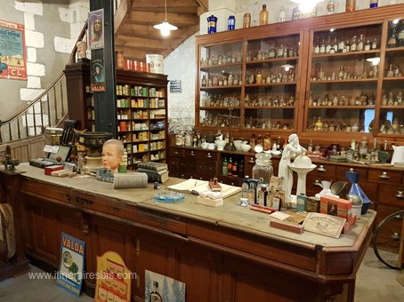 Visite de Rochefort le musée des commerces d'autrefois la pharmacie