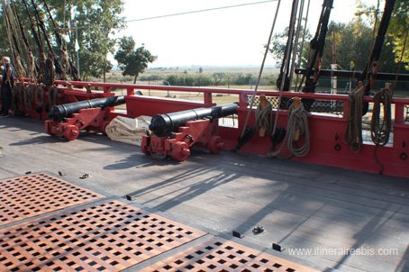Visite de l'Hermione Rochefort les canons et la ventilation du pont inférieur
