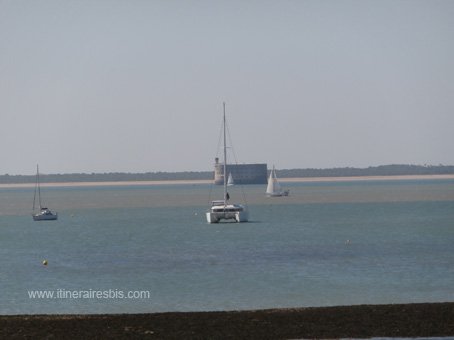 Visite sur l'ile d'Aix au loin le fort Boyard