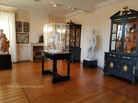 Visite du musée Napoléon vitrine avec le masque mortuaire de Napoléon Bonaparte
