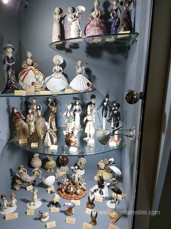 Visite sur l'ile d'Aix le musée de la nacre personnages en coquillages