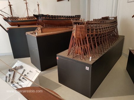Visite du musée de la Marine différents types de bateaux construits à Rochefort