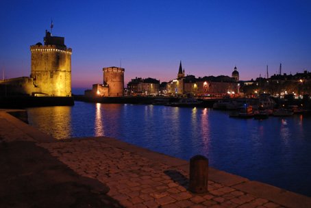 photo La Rochelle le vieux port en soir&eacute;e