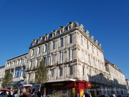 Visite de Rochefort bâtiment de la ville le long du marché