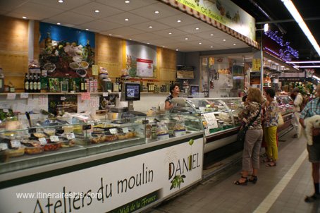 Le marché de Nîmes étalage de fromages, olives... ect