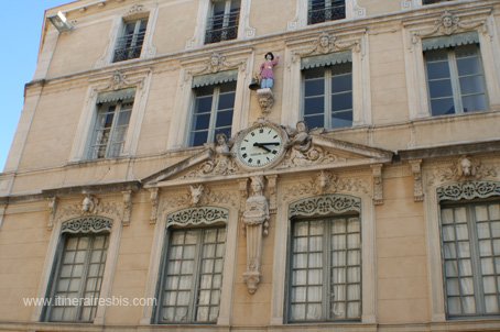 Rues de Nîmes automate sur la façade