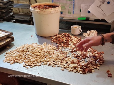 Avant tout il faut nettoyer les amandes  pour faire la pâte des Macarons