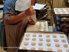 On utilise une poche pour former les Macarons de Saint Emilion