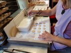 On imprime la marque sur les Macarons de Saint Emilion