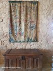 Le Chateau de Beynac tapisserie et coffre en noyer
