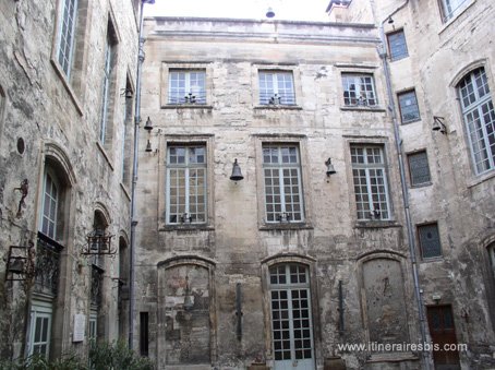 visite de la ville d'avignon photo de la cour des cloches palais du Roure