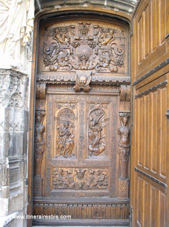 visite de la ville d'avignon photo porte de l'église Saint Pierre à Avignon