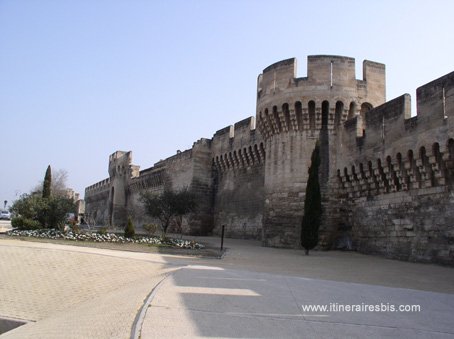 visite de la ville d'avignon photo des remparts intérieurs de la ville d'Avignon