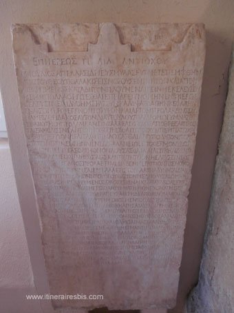 Visite du site archéologique d'Epidaure ex-voto de Marcus Julius Apellas 2ème Siecle Av JC