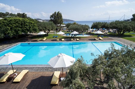 The outdoor pool of the Eounda Bay Palace 