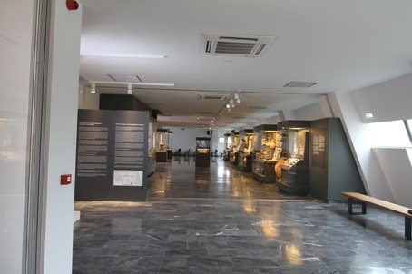 Visite du musée archéologique de Eleftherna la salle principale
