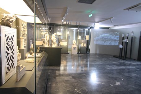 Visite du musée archéologique de Eleftherna une des salles