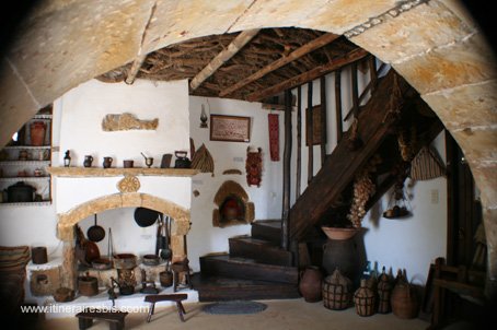 Visite du Musée Lychnostatis à Hersonissos intérieur d'une maison Crètoise