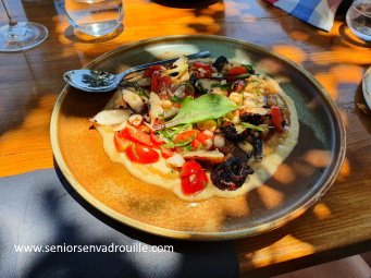 poulpe grillé sur une purée de pois chiches