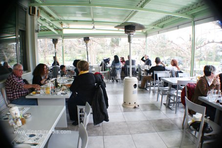 Le Restaurant Rigani à Loutraki la terrasse