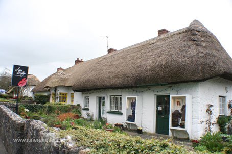 Visite du village de Adare et ses maisons aux toits de chaume