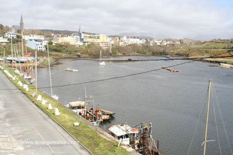 Visiter la ville de Clifden la ville vue du petit port