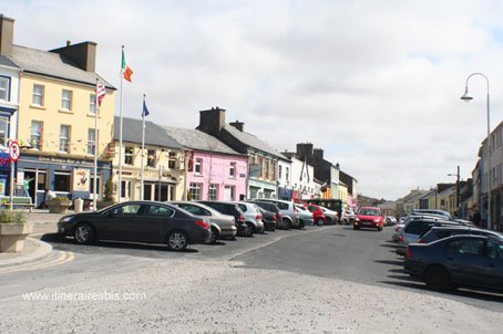 Visiter la ville de Clifden la rue principale ses maisons colorées