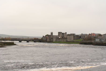 Visite de Limerick le château vu du fleuve Shannon