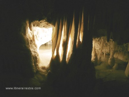 visite de la grotte de Frasassi lac naturel