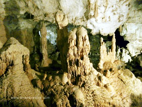 visite de la grotte de Frasassi tel un bloc de magma
