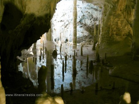 visite de la grotte de Frasassi reflets dans l'eau