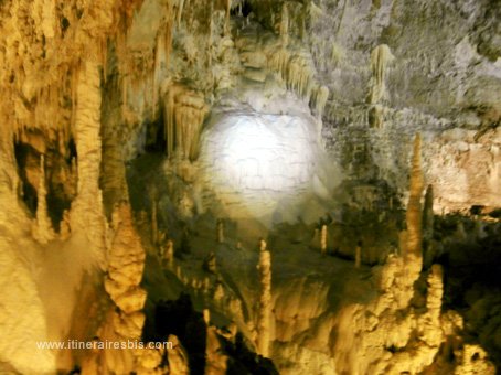 visite de la grotte de Frasassi paysage lunaire