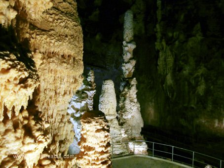 visite de la grotte de Frasassi des couleurs magnifiques pour ces stalagmites