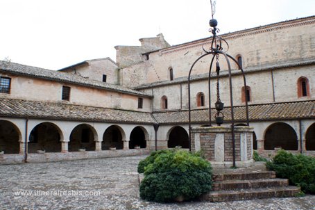 Visite de l'abbaye di Fiastra le cloître 