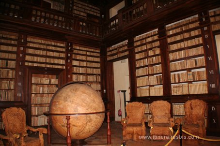 Visite de la ville de Fermo la pinacothèque salle de la mappemonde