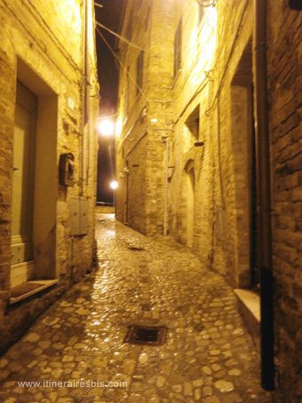 Visiter Grottammare rue le soir