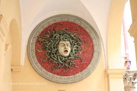 Visiter Pesaro le palais Mosca la méduse faïence de Mengaroni